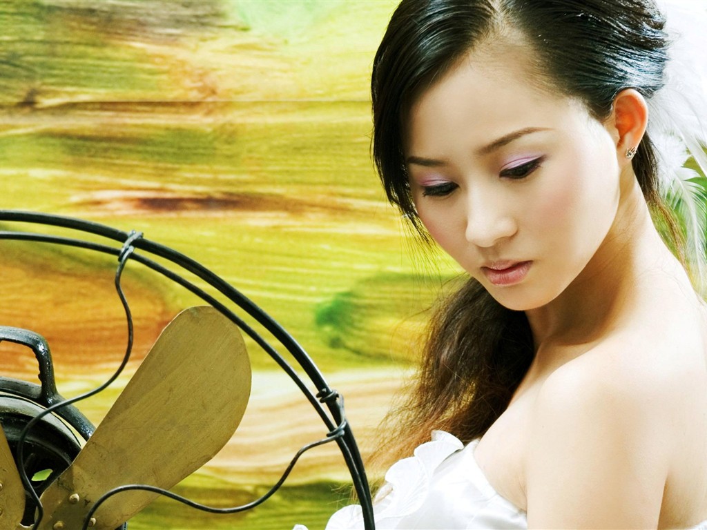 油畫背景前的白衣美女 #1 - 1024x768
