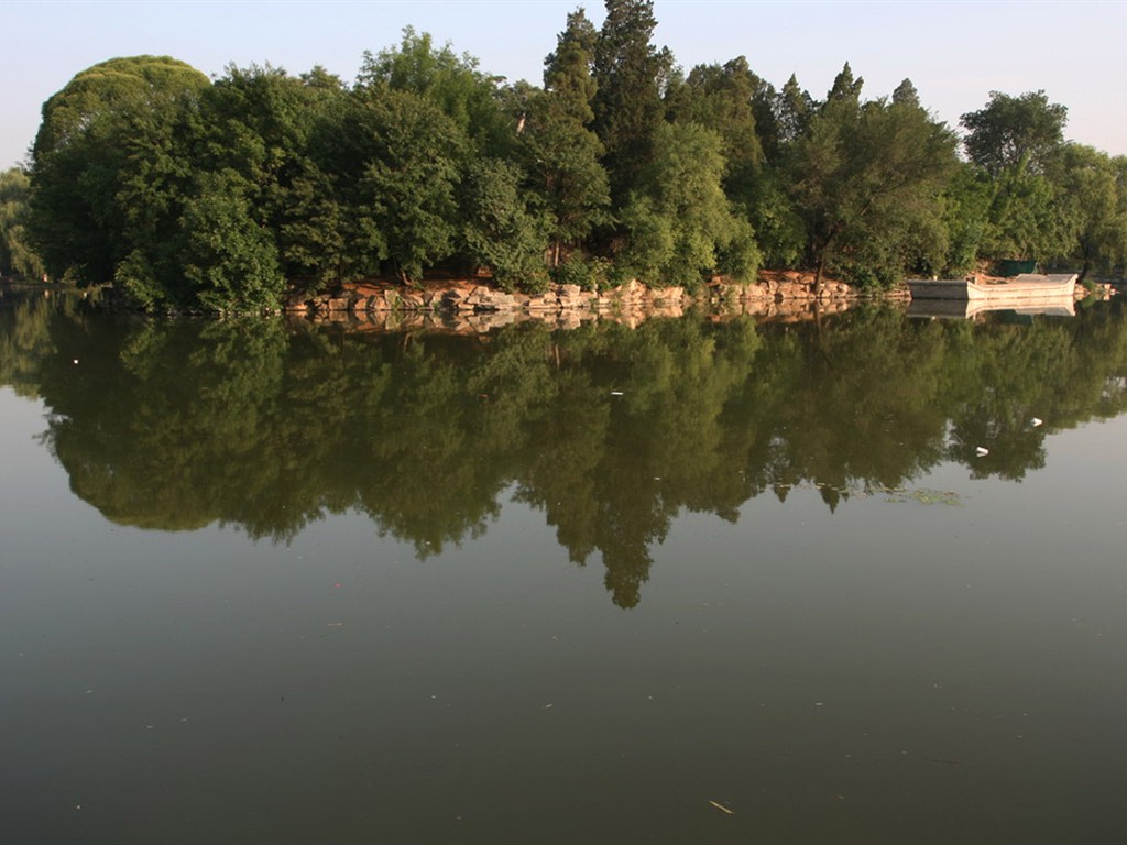 Glimpse of Peking University (Minghu Metasequoia works) #21 - 1024x768