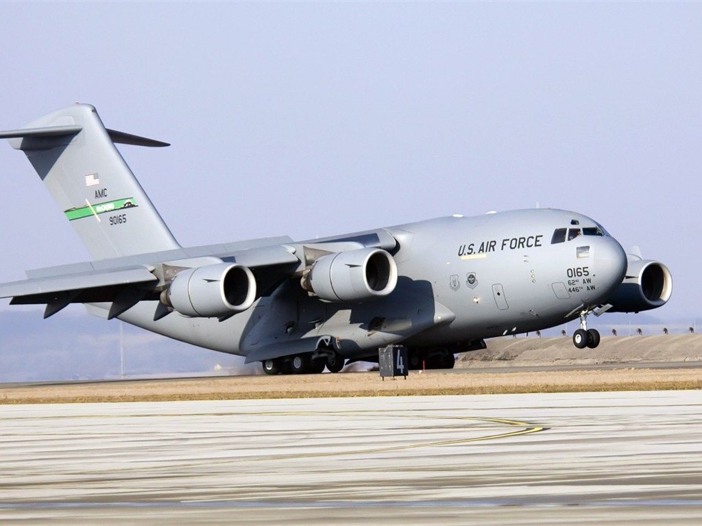 El avión militar de fondo de pantalla #8 - 1024x768