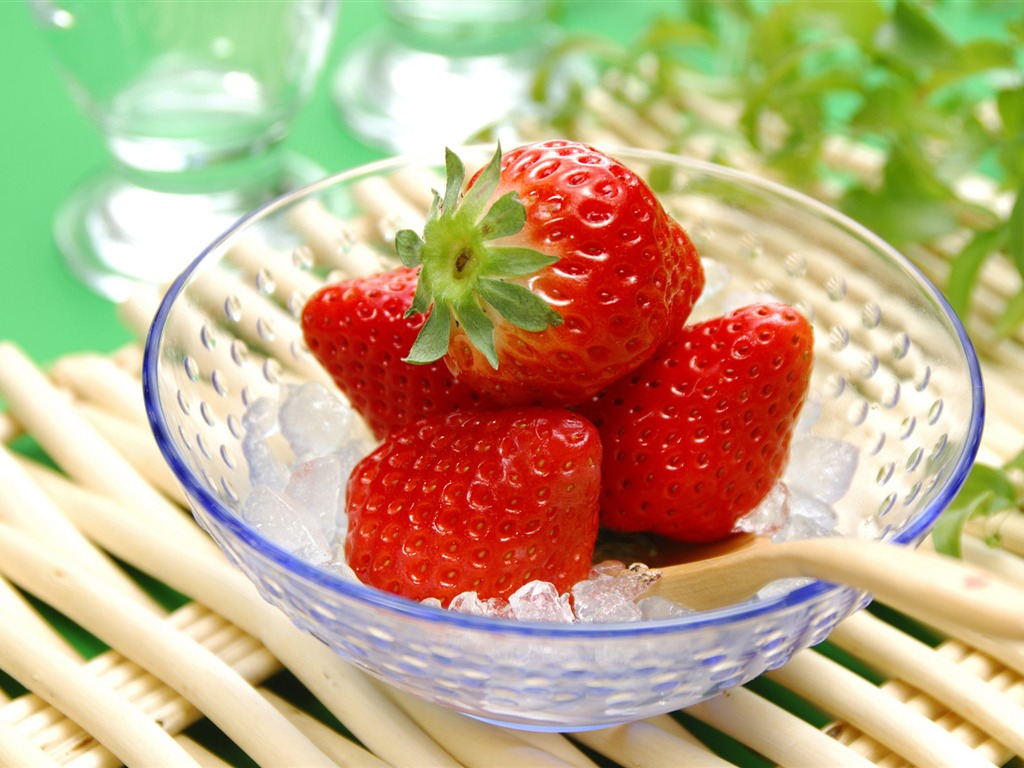 HD wallpaper fresh strawberries #10 - 1024x768