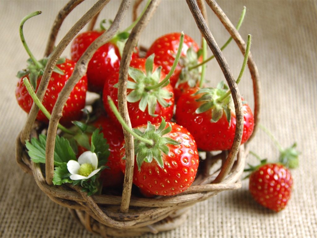 HD wallpaper fresh strawberries #12 - 1024x768