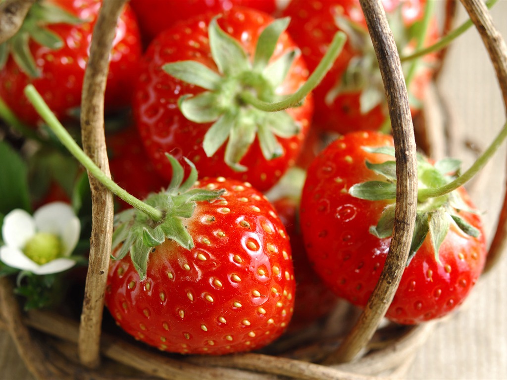 HD wallpaper fresh strawberries #13 - 1024x768