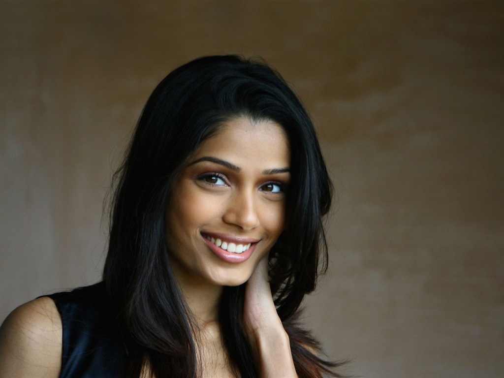 Freida Pinto hermoso fondo de pantalla #7 - 1024x768