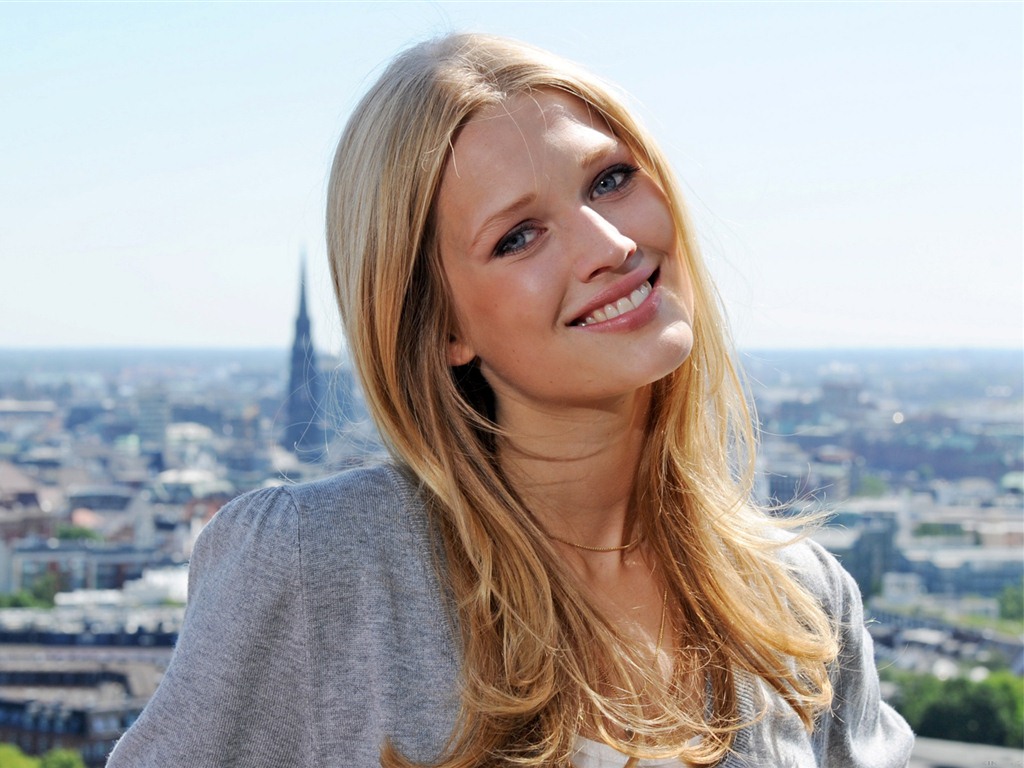 Toni Garrn krásné tapety na plochu #20 - 1024x768