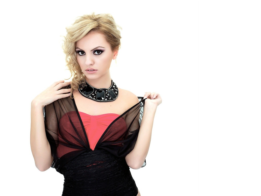 Alexandra Stan beaux fonds d'écran #2 - 1024x768