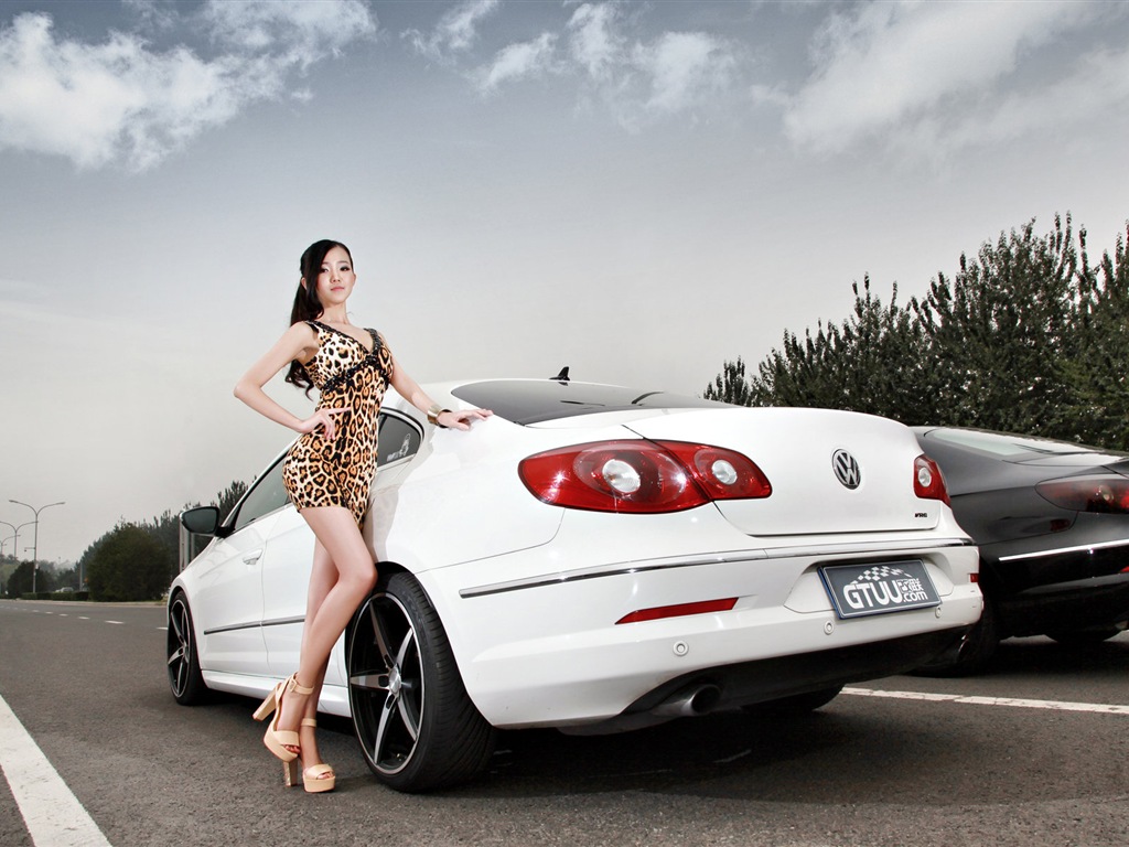 Beautiful leopard dress girl with Volkswagen sports car wallpapers #9 - 1024x768