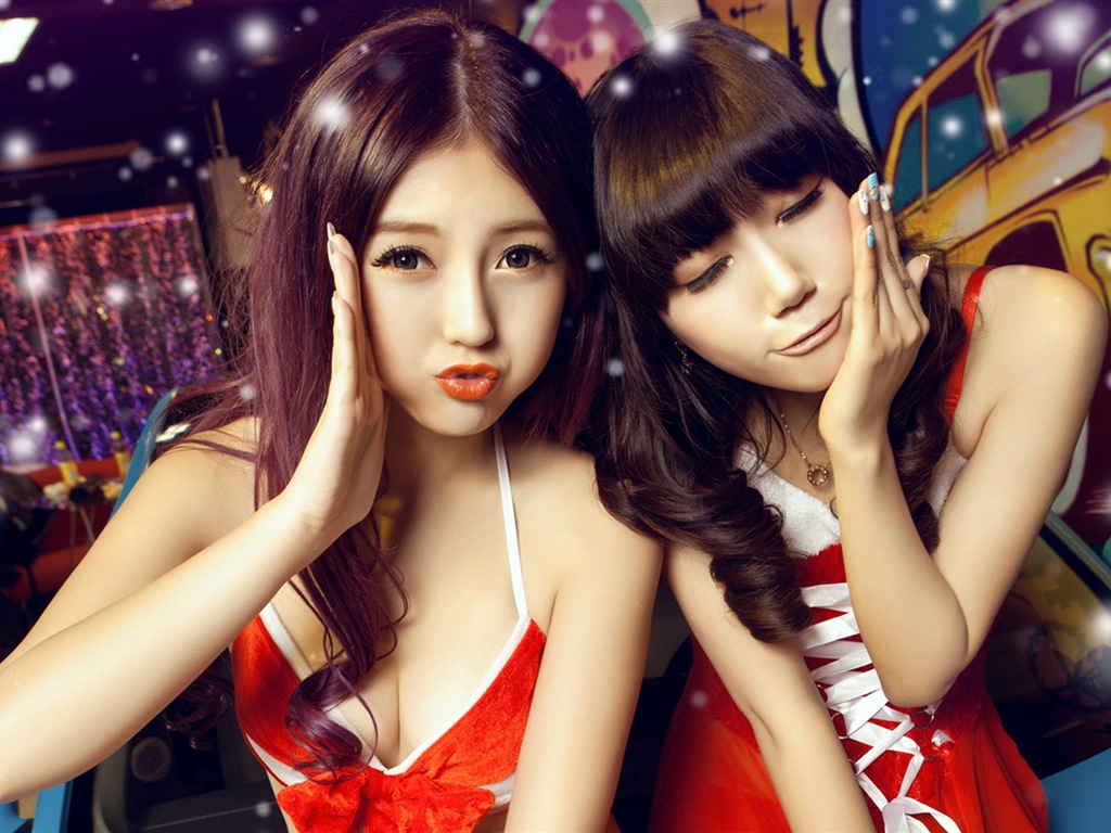 新年喜慶的紅色裝美女車模 高清壁紙 #13 - 1024x768