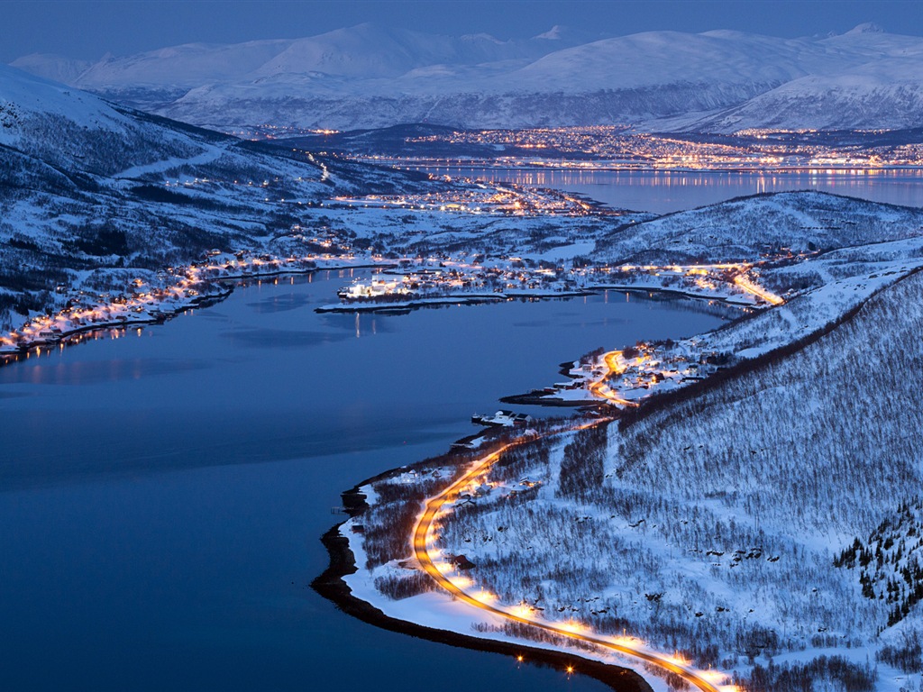 Windows 8 主题高清壁纸：冬季雪的夜景3 - 1024x768