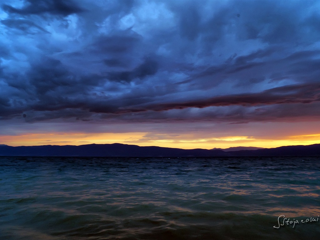 Après le coucher du soleil, le lac d'Ohrid, fonds d'écran Windows 8 thème HD #4 - 1024x768