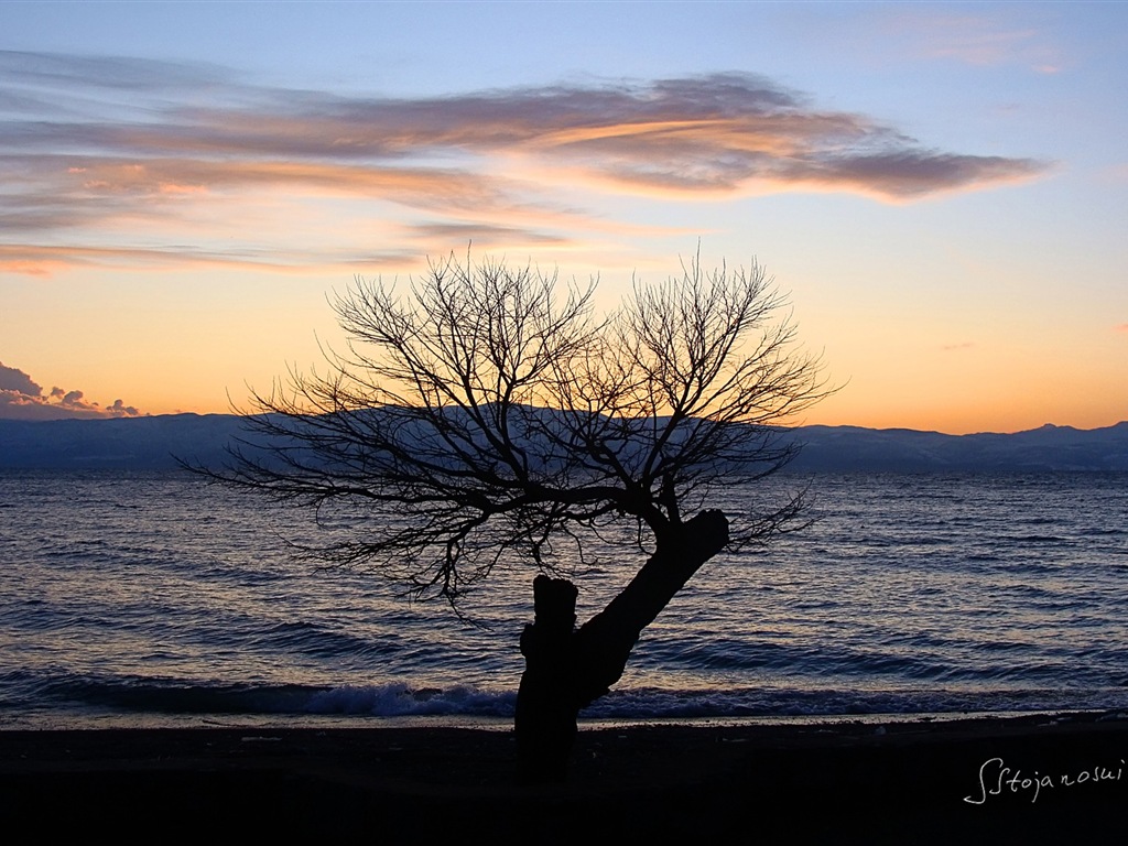 Après le coucher du soleil, le lac d'Ohrid, fonds d'écran Windows 8 thème HD #6 - 1024x768