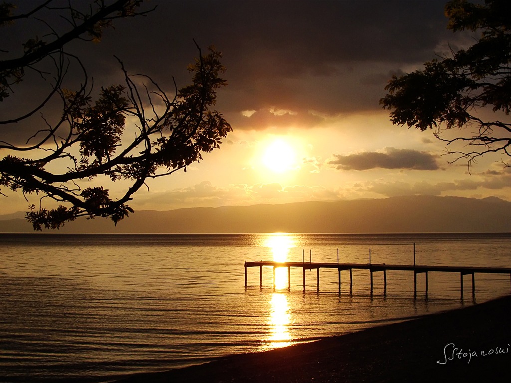 Après le coucher du soleil, le lac d'Ohrid, fonds d'écran Windows 8 thème HD #8 - 1024x768