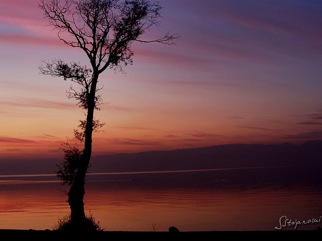 Après le coucher du soleil, le lac d'Ohrid, fonds d'écran Windows 8 thème HD #13 - 1024x768