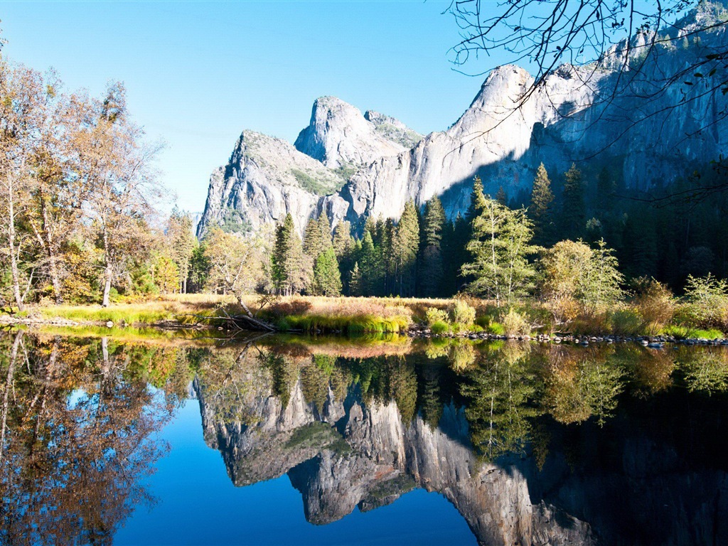 Réflexion dans le fond d'un paysage naturel de l'eau #2 - 1024x768