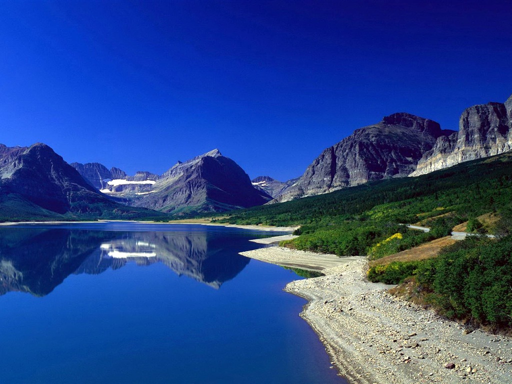 Réflexion dans le fond d'un paysage naturel de l'eau #3 - 1024x768