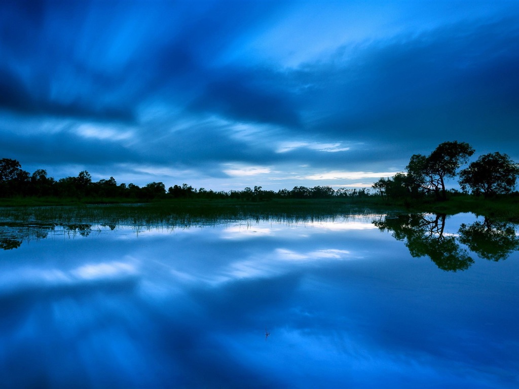 Réflexion dans le fond d'un paysage naturel de l'eau #9 - 1024x768