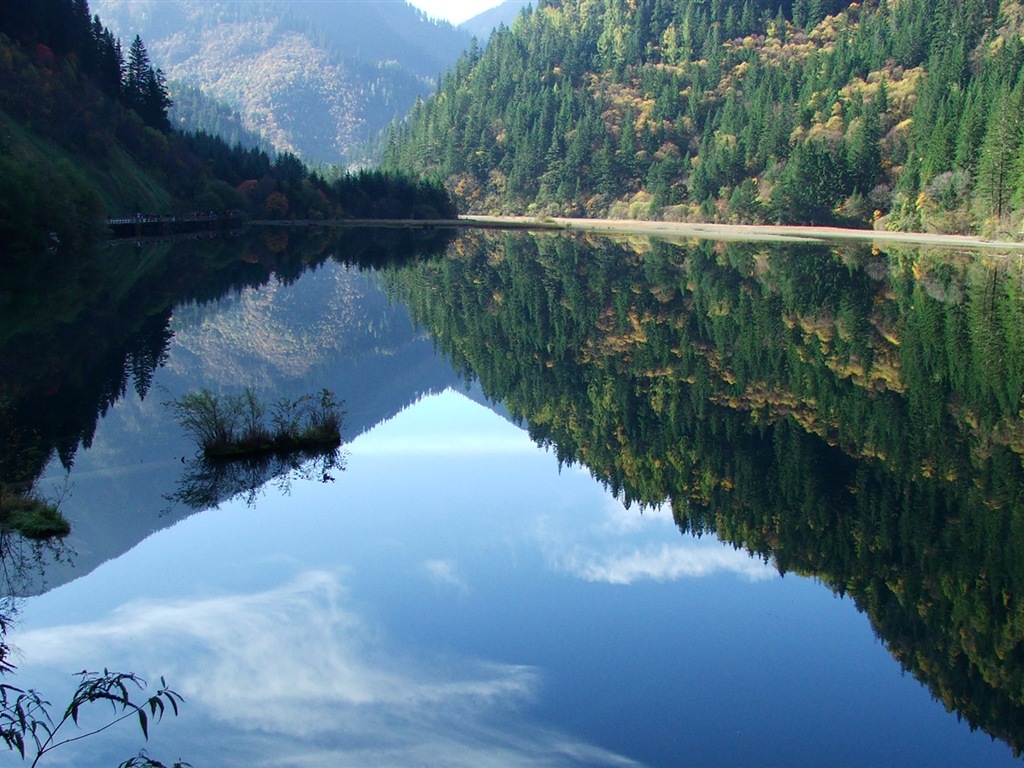 Réflexion dans le fond d'un paysage naturel de l'eau #16 - 1024x768