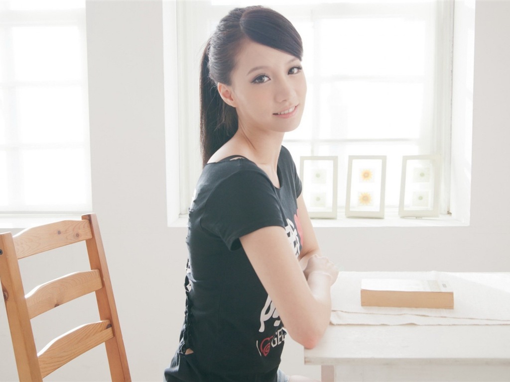 台湾女孩 林采缇 室内高清壁纸4 - 1024x768