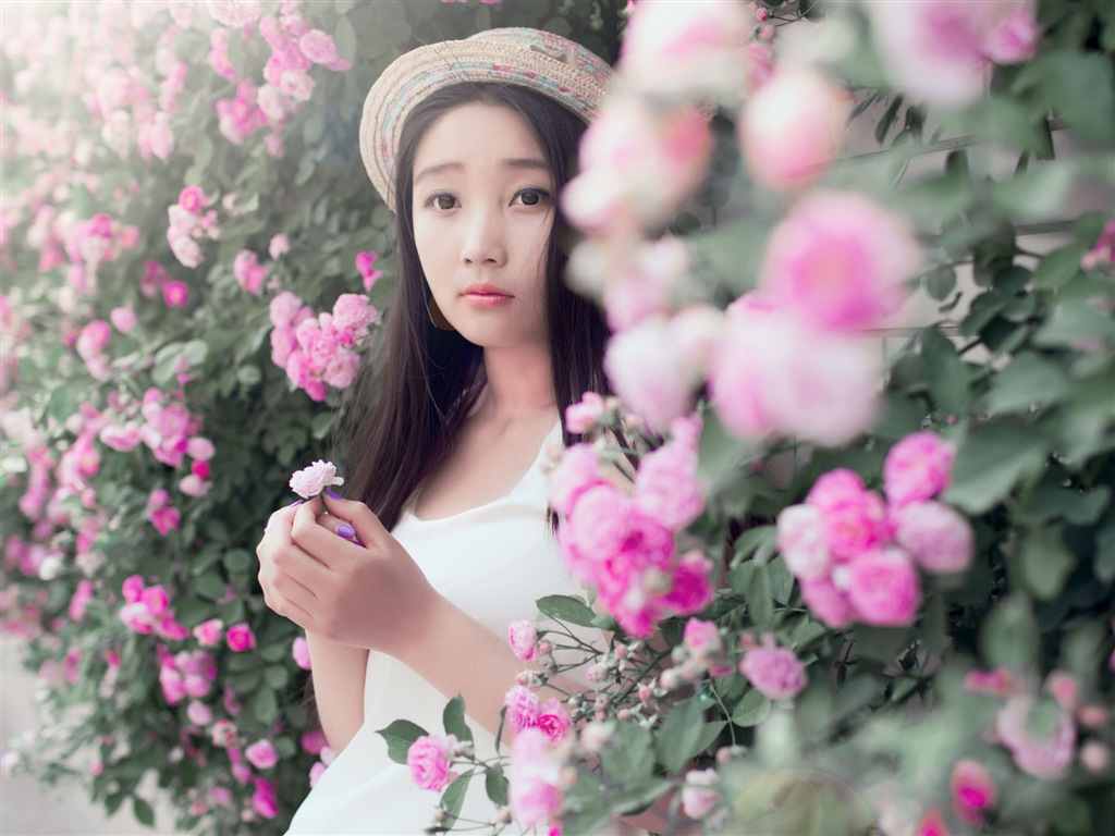 Hermosa chica con fondos de pantalla de alta definición de flores rosas #1 - 1024x768