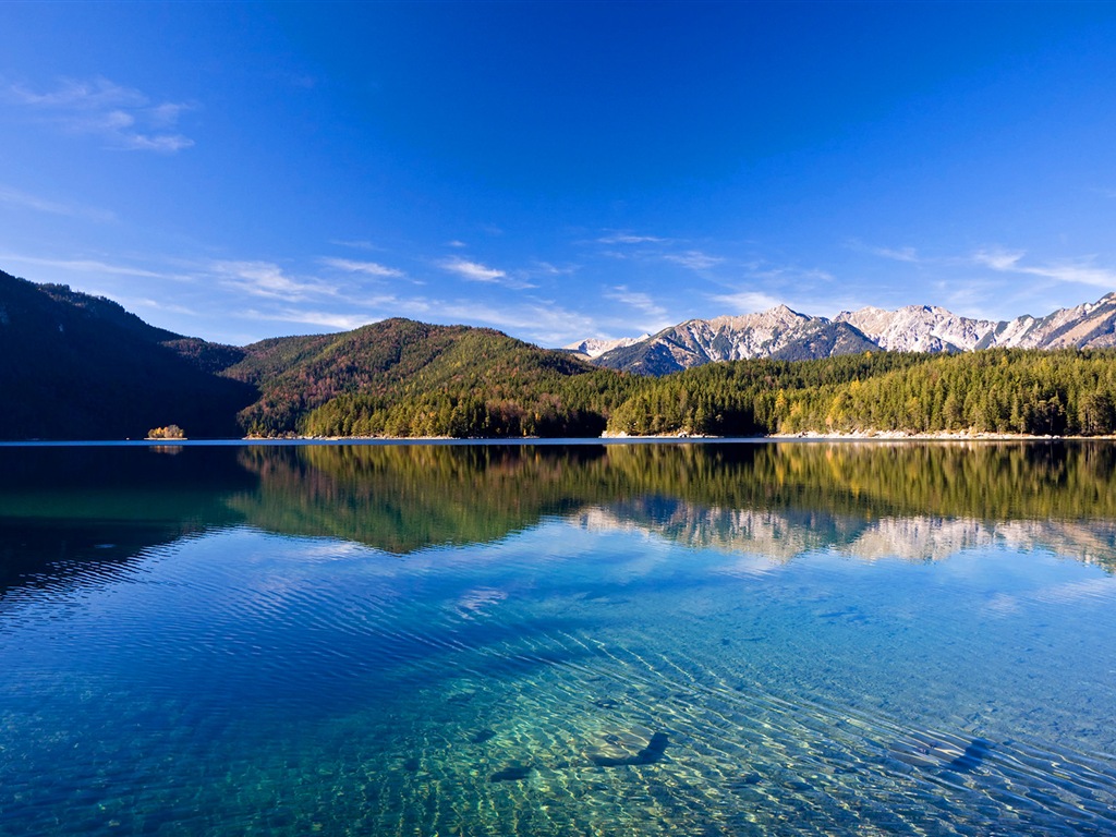 平静的湖与水中倒影，Windows 8 高清壁纸 #6 - 1024x768