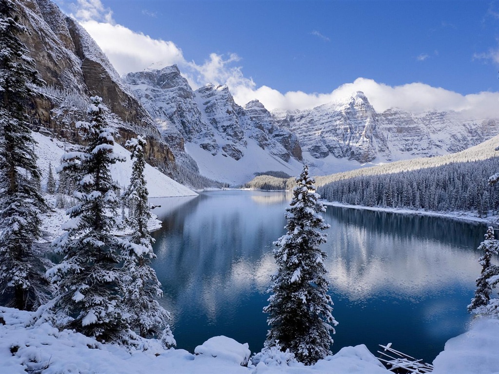 Zima, sníh, hory, jezera, stromy, silnice HD tapety na plochu #12 - 1024x768