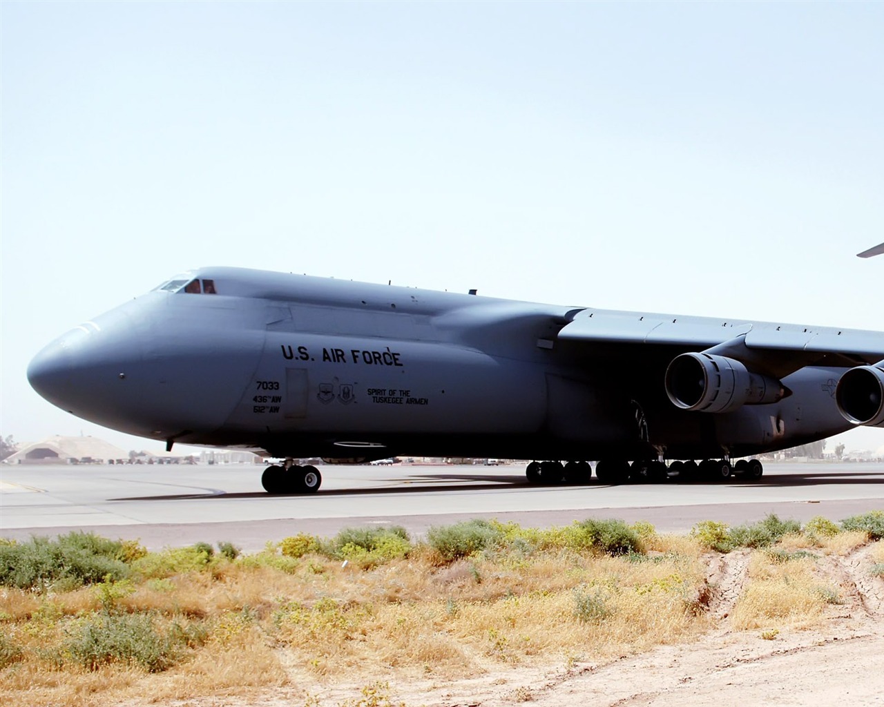 El avión militar de fondo de pantalla #12 - 1280x1024