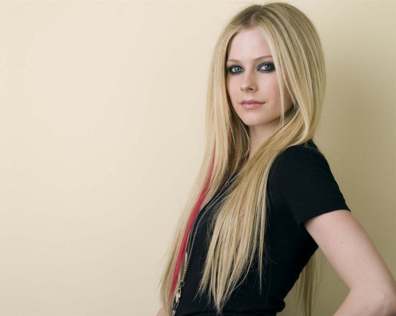 Avril Lavigne 艾薇儿·拉维妮 美女壁纸8 - 1280x1024