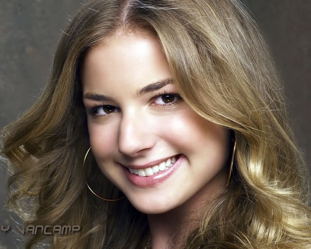 Emily VanCamp schöne Tapete #6 - 1280x1024