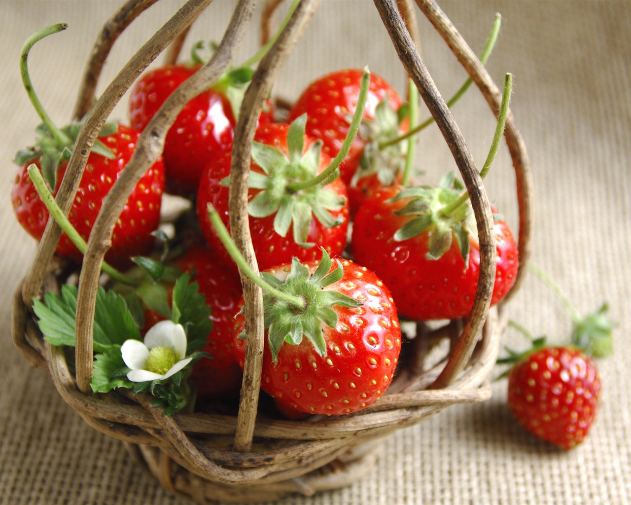HD wallpaper fresh strawberries #12 - 1280x1024