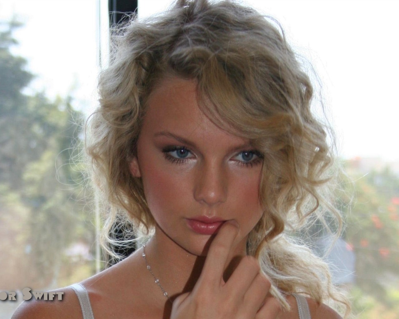 Taylor Swift beautiful wallpaper #32 - 1280x1024