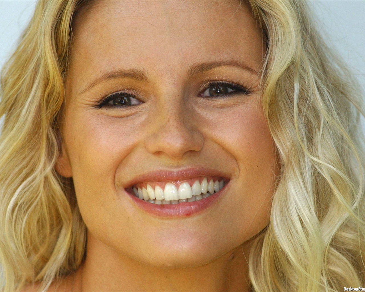 Michelle Hunziker beautiful wallpaper #15 - 1280x1024
