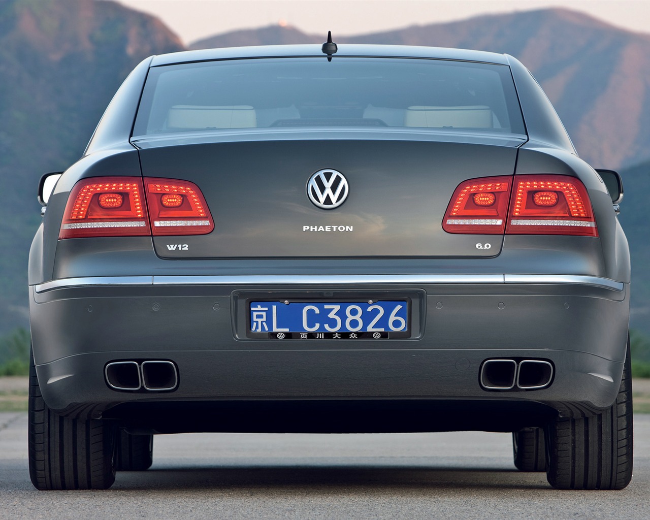 Volkswagen Phaeton W12 dlouhý rozvor - 2010 HD tapetu #16 - 1280x1024
