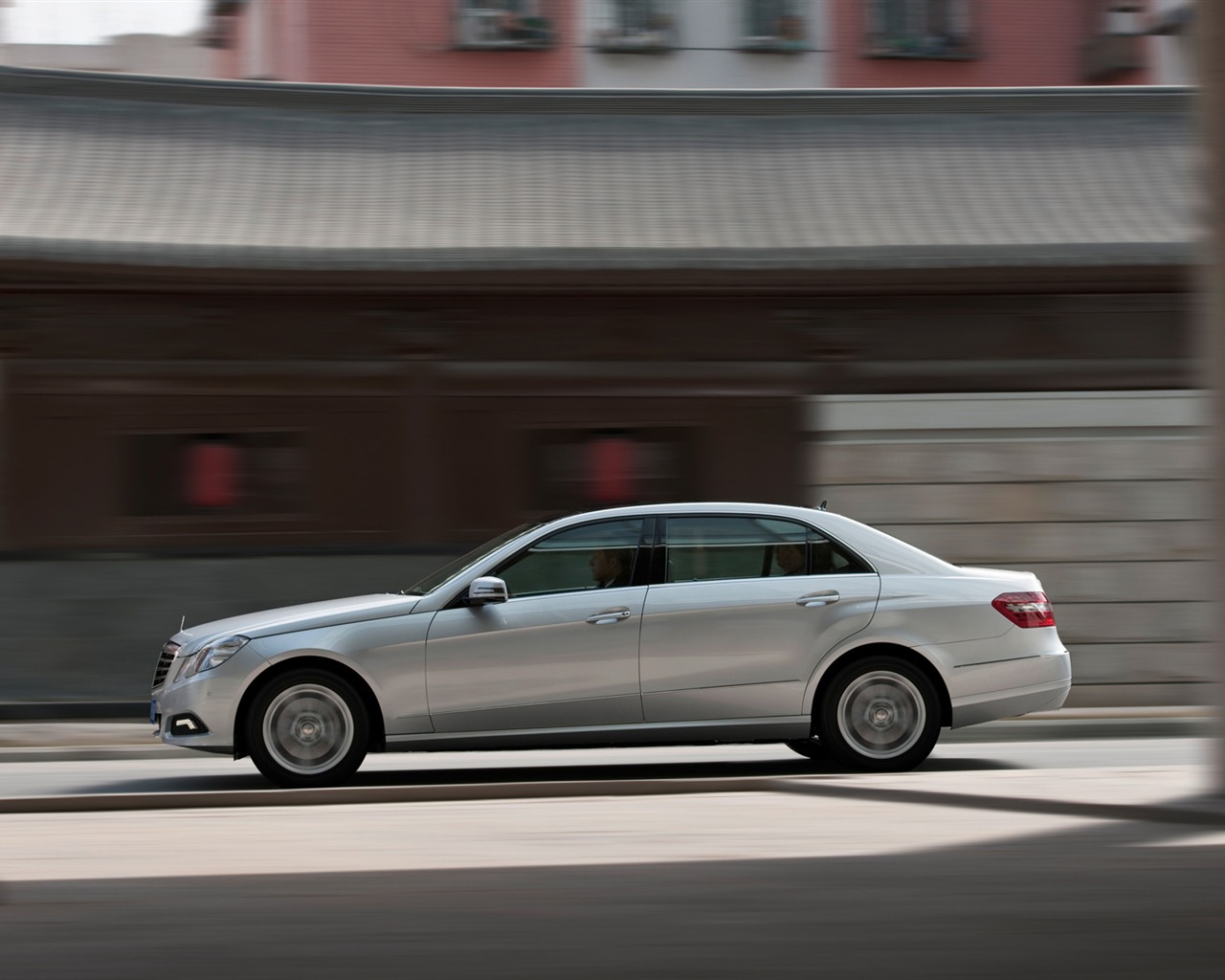 Mercedes-Benz E-Class Long Version - 2010 HD wallpaper #2 - 1280x1024