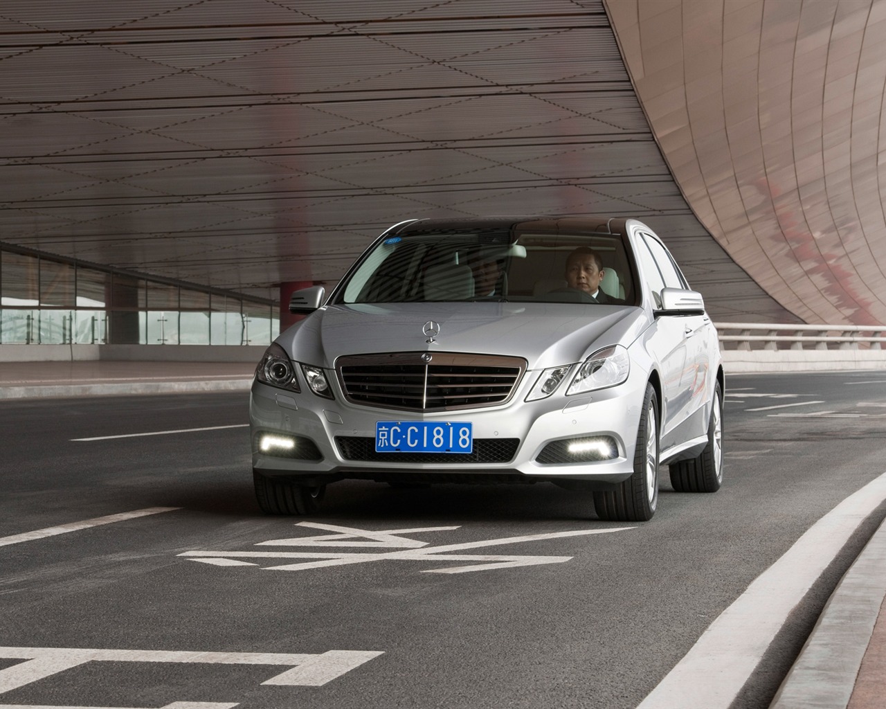 Mercedes-Benz Clase E Long Version - 2010 fondos de escritorio de alta definición #7 - 1280x1024