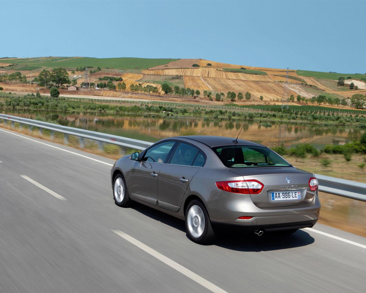 Renault Fluence - 2009 HD Tapety na plochu #23 - 1280x1024