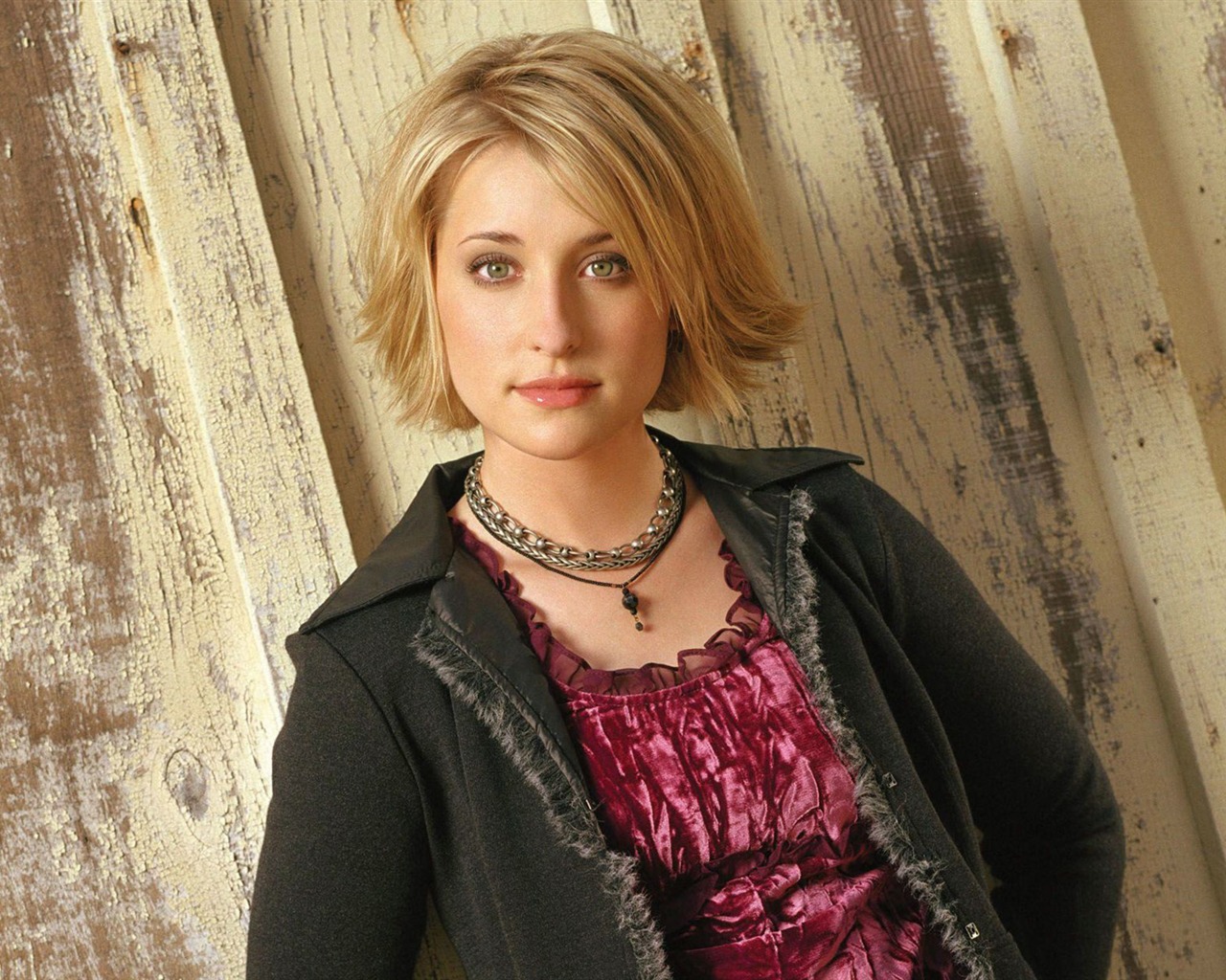 Allison Mack beautiful wallpaper #1 - 1280x1024