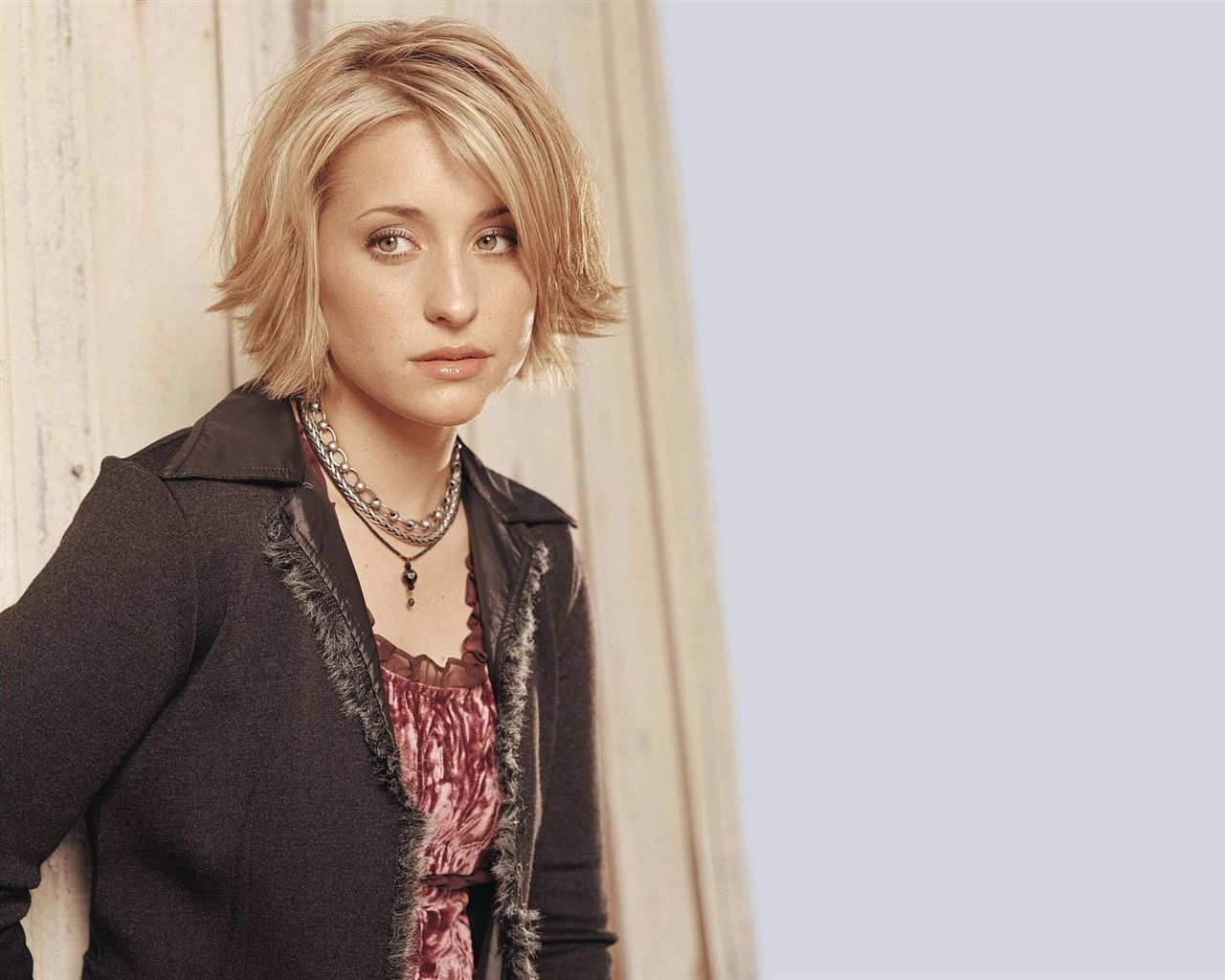 Allison Mack hermoso fondo de pantalla #8 - 1280x1024