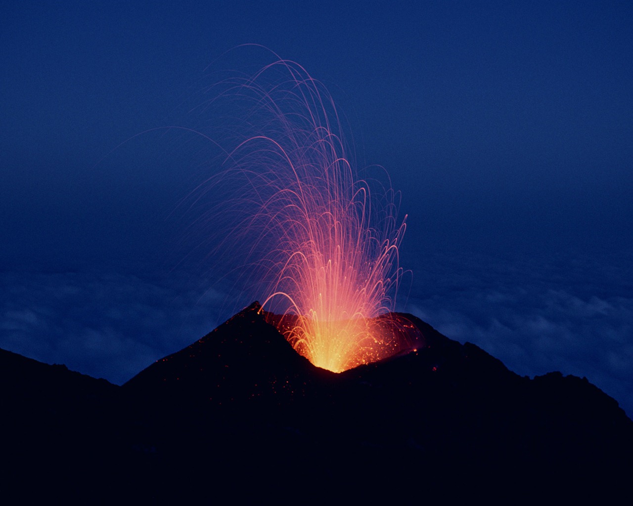 Sopečná erupce nádherné krajiny tapety #11 - 1280x1024