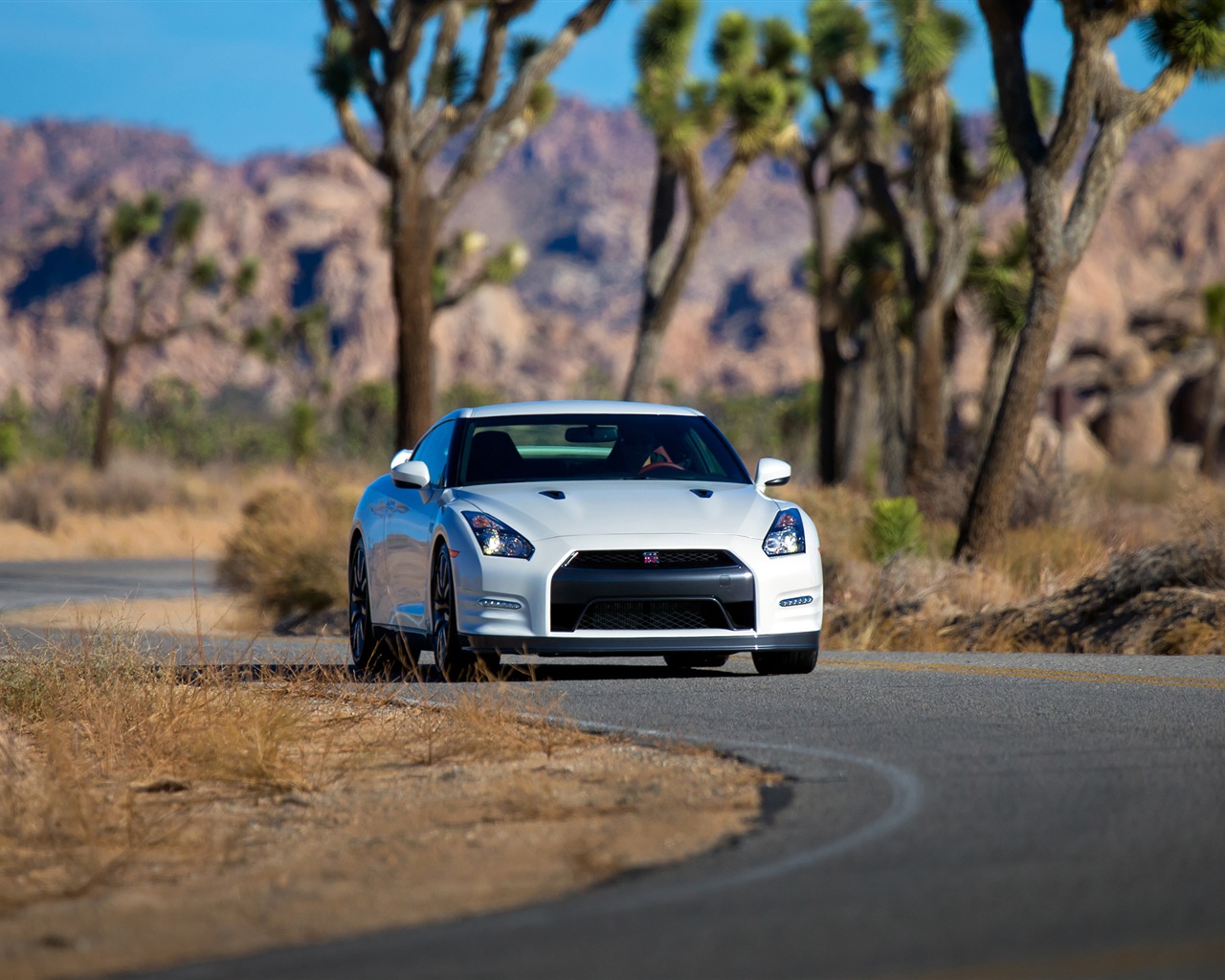 2013 Nissan GT-R R35 USA verze HD Tapety na plochu #2 - 1280x1024