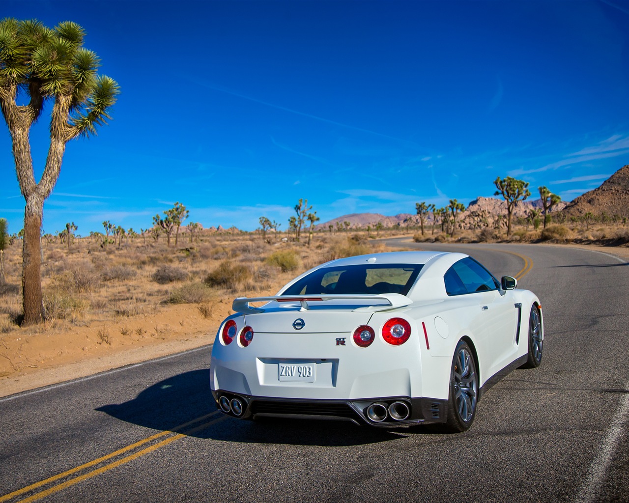 2013 Nissan GT-R R35 USA version 日产 美国版 高清壁纸4 - 1280x1024