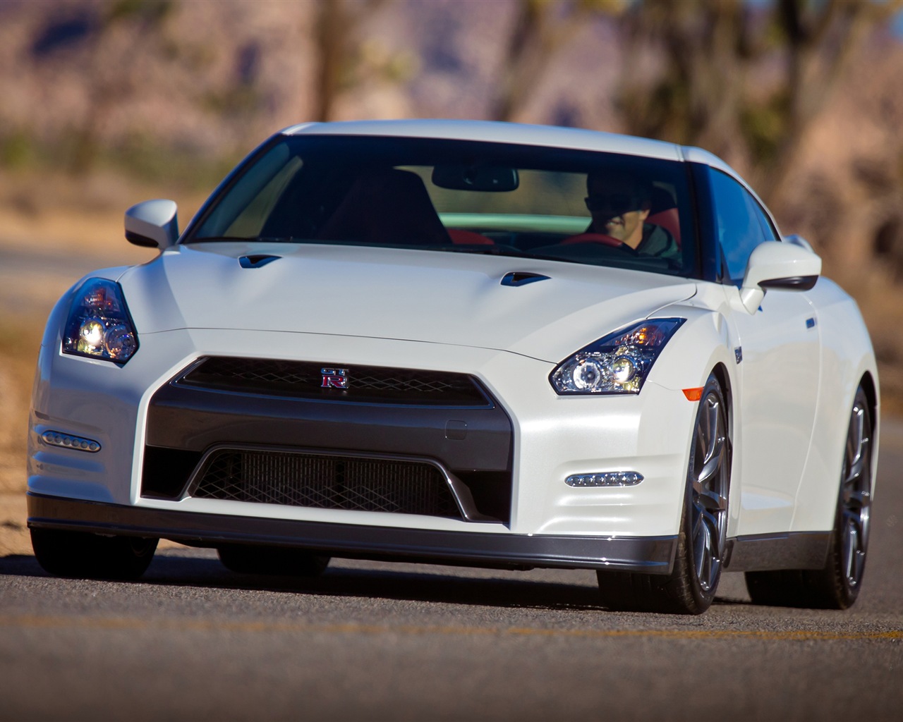 2013 Nissan GT-R R35 USA version 日產美國版高清壁紙 #12 - 1280x1024