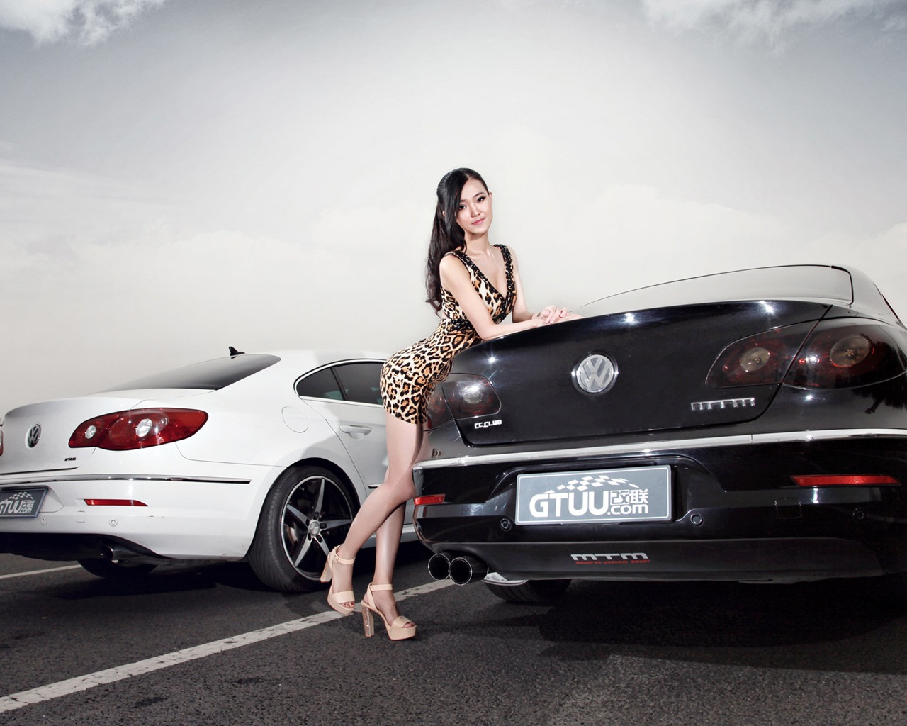 Beautiful leopard dress girl with Volkswagen sports car wallpapers #7 - 1280x1024
