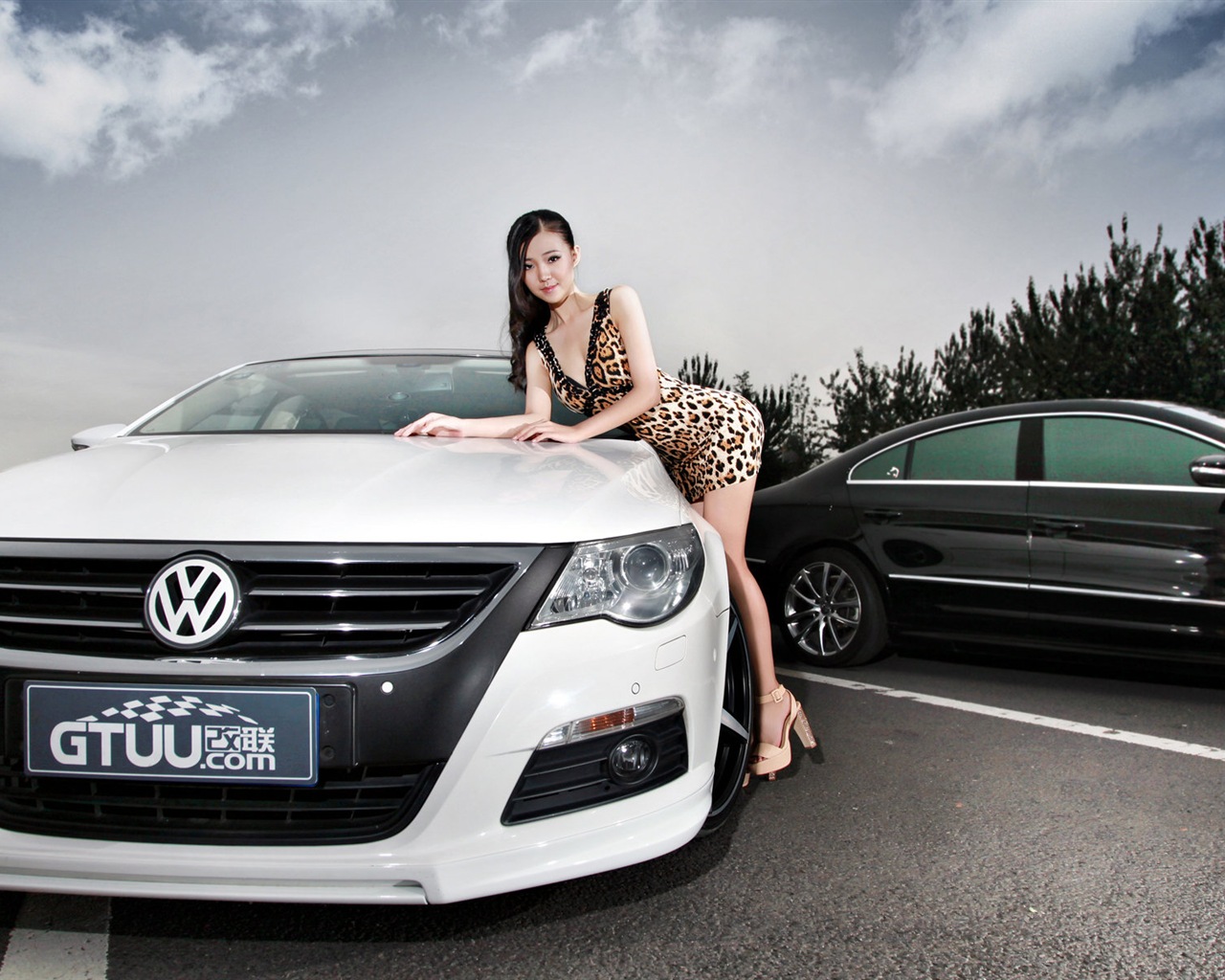 Beautiful leopard dress girl with Volkswagen sports car wallpapers #10 - 1280x1024