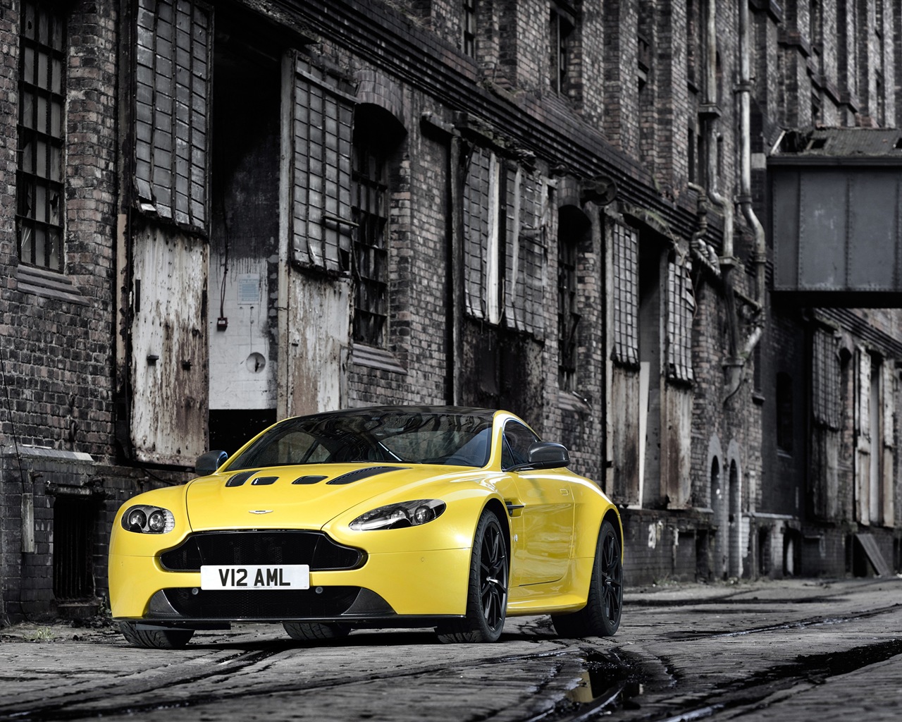 2013 Aston Martin V12 Vantage S HD tapety na plochu #1 - 1280x1024