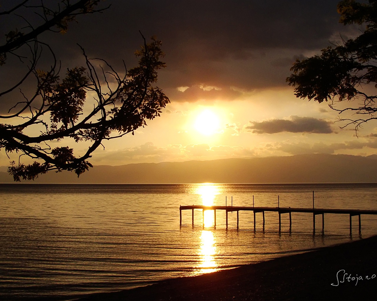 Après le coucher du soleil, le lac d'Ohrid, fonds d'écran Windows 8 thème HD #8 - 1280x1024