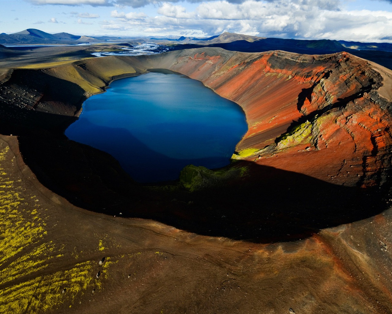Volcanic lake landscape HD wallpapers #2 - 1280x1024