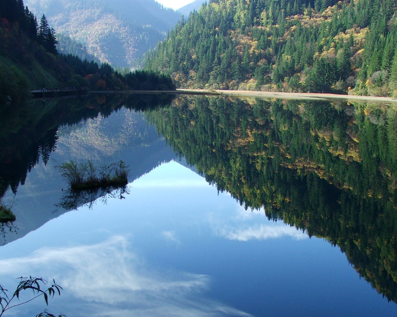 Réflexion dans le fond d'un paysage naturel de l'eau #16 - 1280x1024