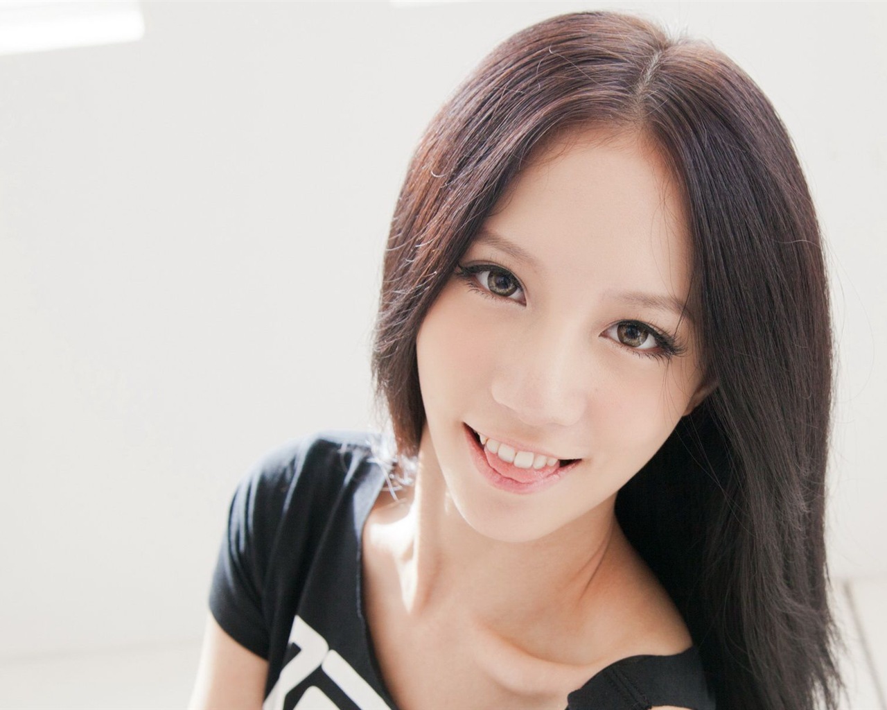 Taiwan girls indoor Sunny Lin HD wallpapers #8 - 1280x1024