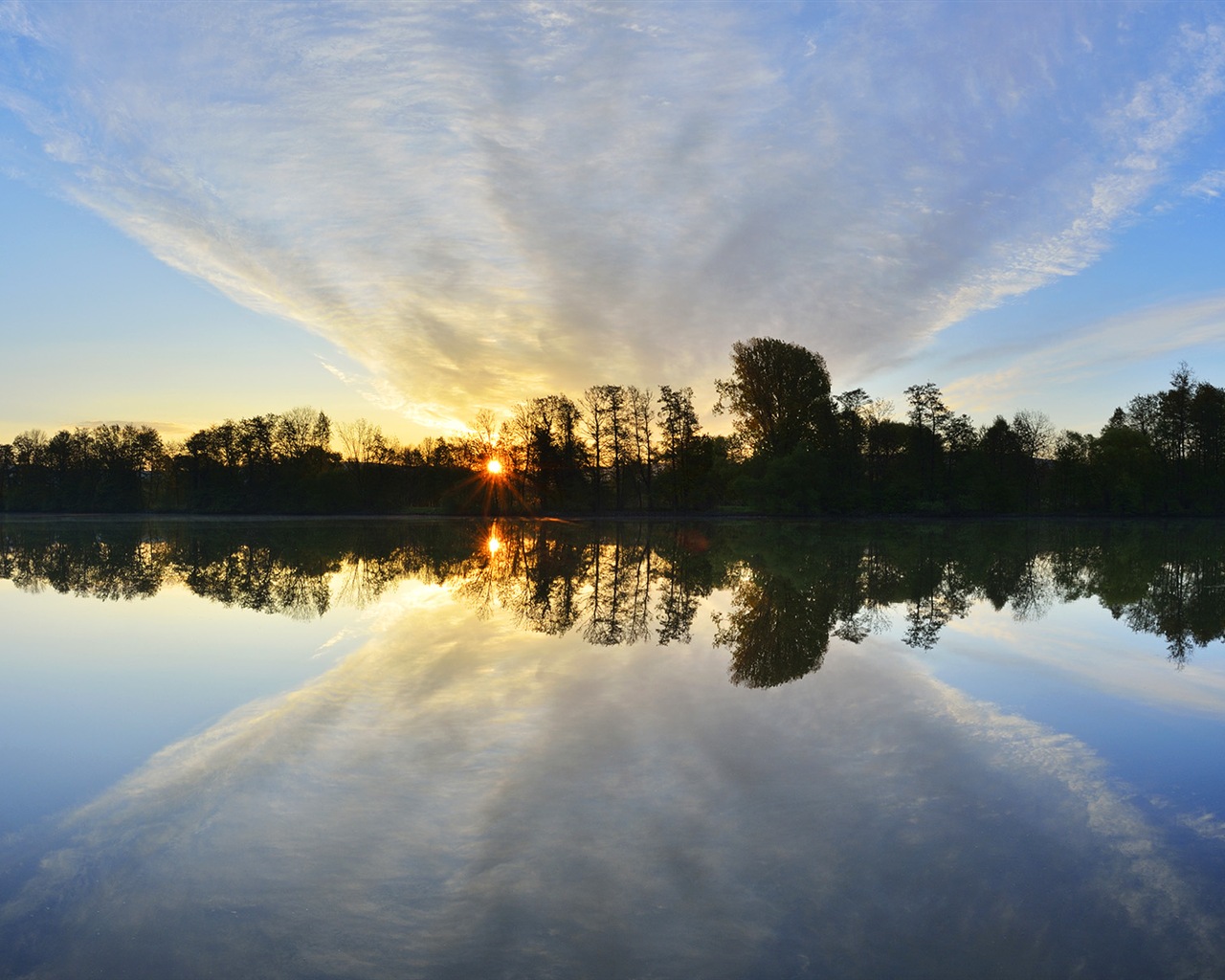 Lago tranquilo con la reflexión del agua, fondos de pantalla de Windows 8 HD #7 - 1280x1024