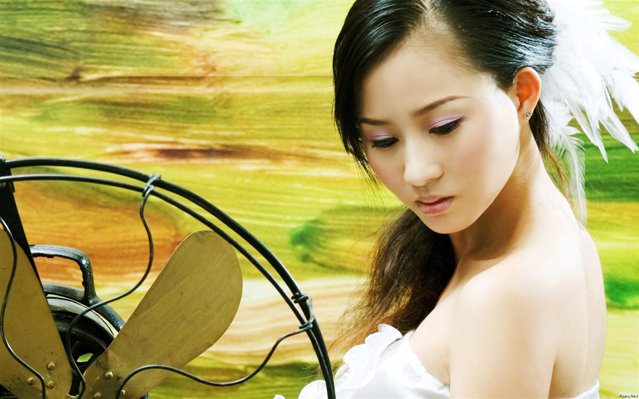 油畫背景前的白衣美女 #1 - 1280x800