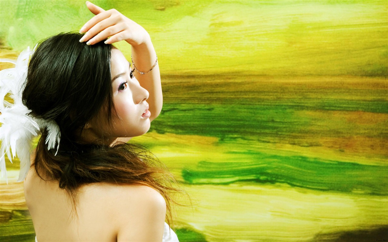 油畫背景前的白衣美女 #3 - 1280x800